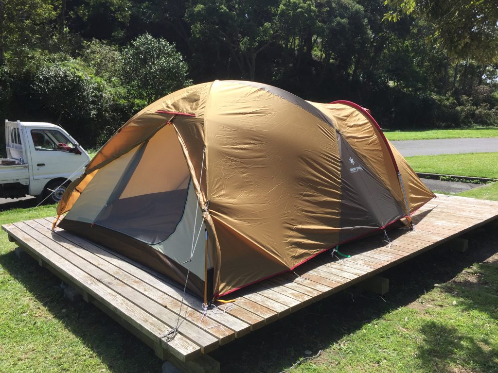 テントを張っているところ