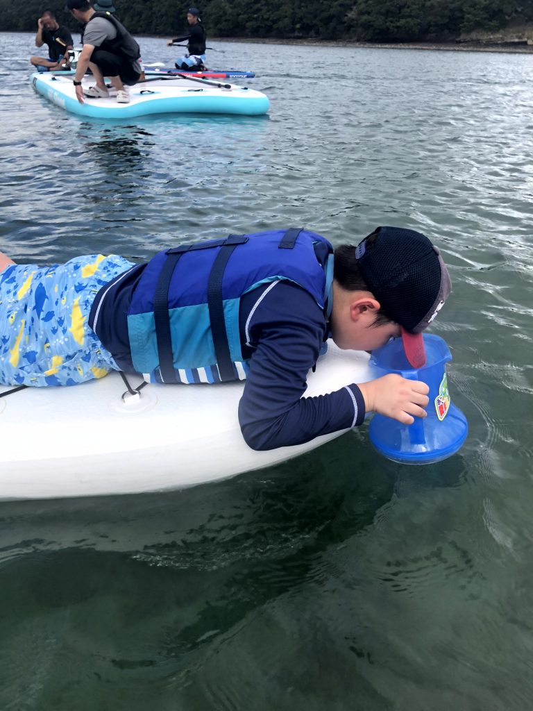 たこめがねで海中をみているところ