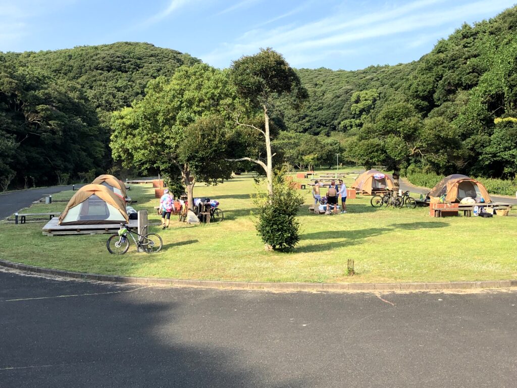 キャンプをしているテントサイトの様子