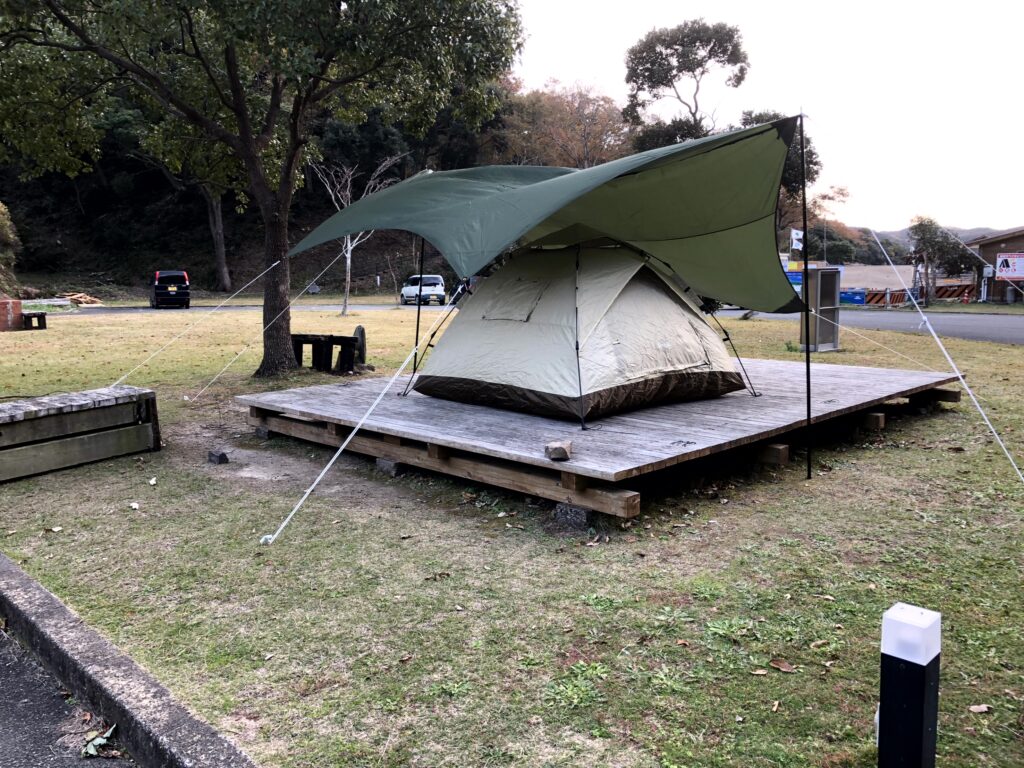 テントを張っているところ
